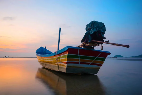 Bateau Pêche Ancré Sur Mer Calm Faible Marée Dernière Heure — Photo