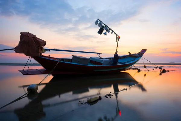 Silhouette Long Tail Boat Ancré Sur Mer Calm Faible Marée — Photo