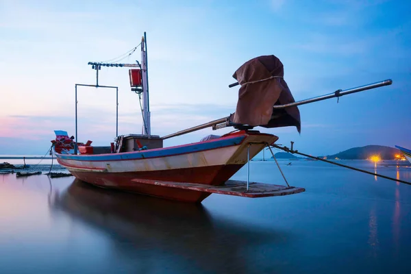 Silhouette Long Tail Boat Ancré Sur Mer Calm Faible Marée — Photo