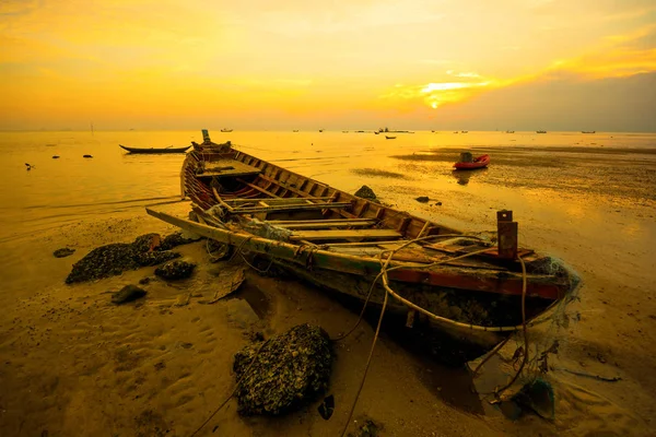 Bateau Pêche Fait Rendre Sur Plage Mer Faible Marée Temps — Photo