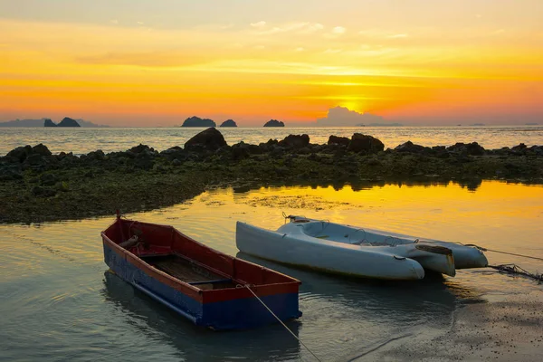 Silhouette Row Boats Anchored Low Tide Water Rocky Beach Seaside — Stock Photo, Image