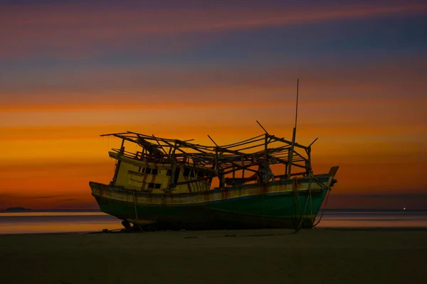 Residuos Barcos Pesqueros Banco Arena Playa Tarde Noche Reflexión Luz —  Fotos de Stock