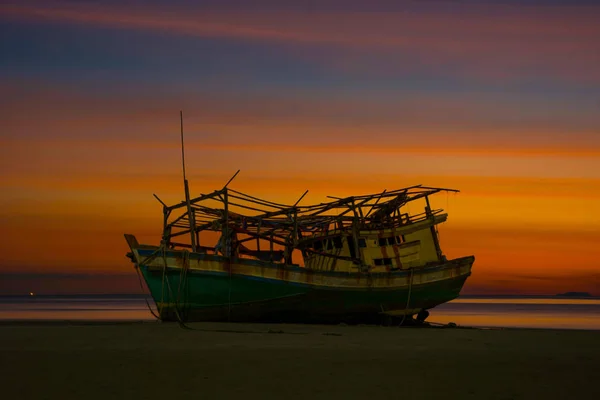 Fisherman Boat Wreck Aground Beach Sand Bank Late Evening Time — Stock Photo, Image