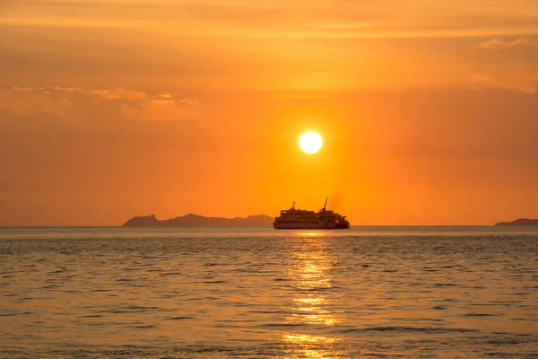 Silhouette Ferry Barco Durante Sea Journey Sunlight Reflexing Water Sunset — Foto de Stock