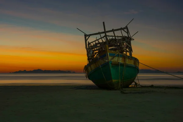 Fischerbootwrack Auf Grund Gelaufen Strand Sandbank Wunderbarer Abendhimmel Insel Und — Stockfoto