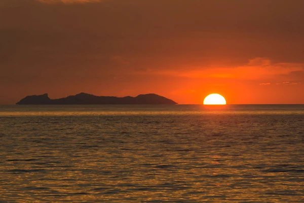 Sol Descendiendo Ocultado Línea Horizon Cerca Gran Isla Escena Cuidado — Foto de Stock