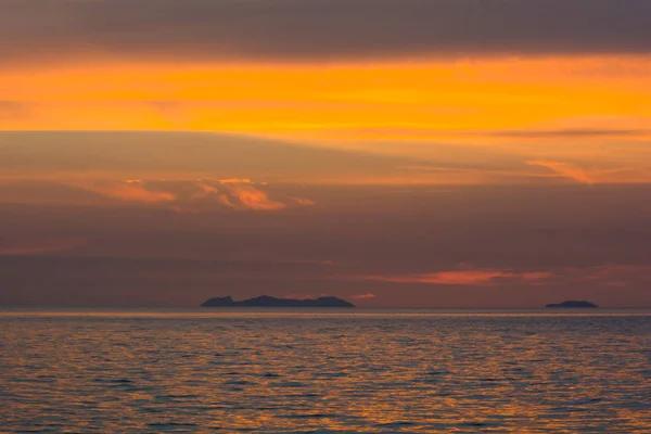 Золотое Тёмное Оранжевое Оранжевое Небо Закрылось Островах Океане Свет Открывается — стоковое фото