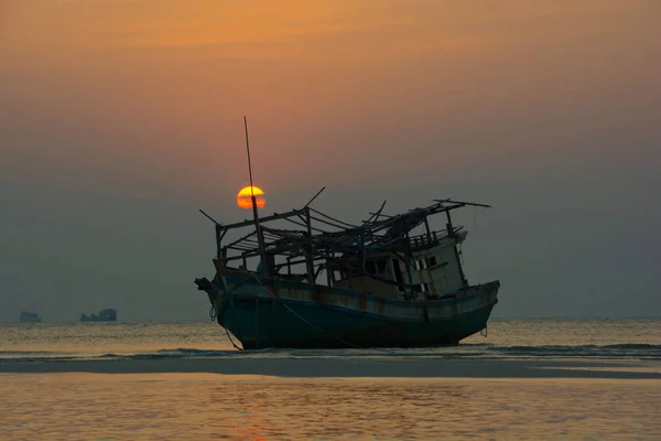 Silhouette Fisherman Boat Wreck Aground Sandbank Avec Wonderful Sunset Beautiful — Photo
