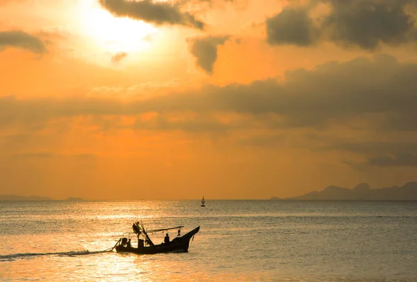 Silhouette Islamic Fisherman Long Tail Boat Moving His Sea Journey —  Fotos de Stock