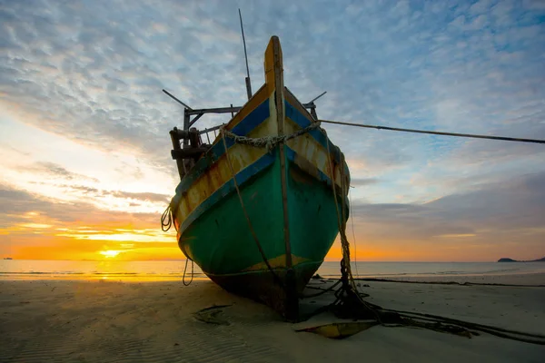 Fisherman Boat Wreck Aground Sand Bank West Coast Sunlight Reflection — Stock Photo, Image