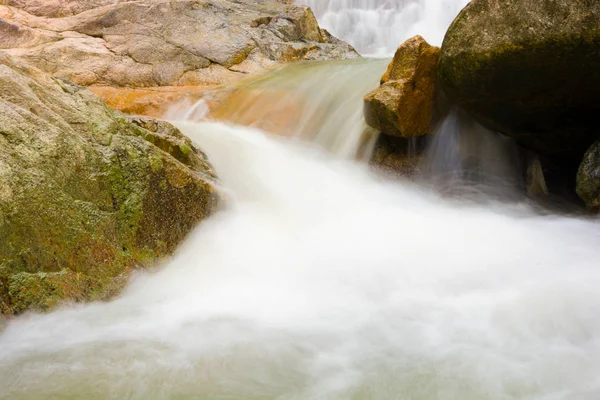 Granit taş yağmur ormanlarında geçen akış su Güz