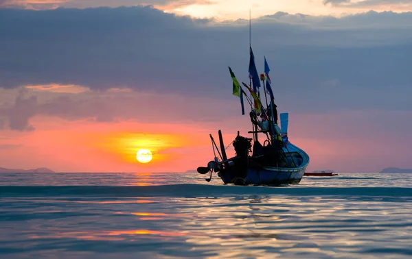 Bateau Pêche Silhouette Ancré Sur Eau Mer Haute Marée Temps — Photo