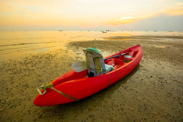 Rode Kayak Boot Strandde Koraalzee Zand Late Avond Tijd Mooie Rechtenvrije Stockafbeeldingen