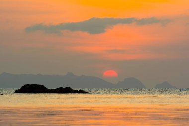 Batı Sahil akşam, Sundown büyük ada, yukarıda harika doğal ışık su, alacakaranlık karanlık bulut arka plan yansıtan