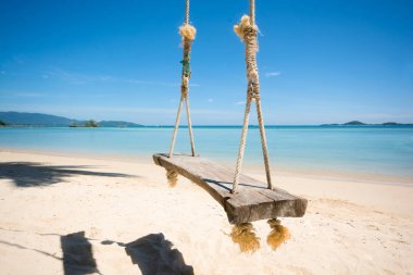 Doğal Sandy Beach Island Sahil, güneşli açık mavi gökyüzü arka plan, ahşap salıncak