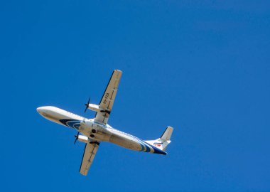 Koh Samui, Tayland - 22 Mart 2017: Bangkok Airways Atr-72 Hs-Koh Samui Havaalanı Pist ele sonra gökyüzü ötesinde uçan Pza. Kalkış uçuş Bangkok
