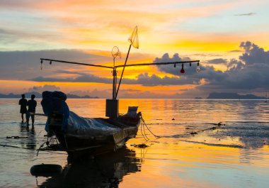 Harika akşam alacakaranlık bulut ada balıkçı köyü sahil, güzel manzara, gökyüzü 