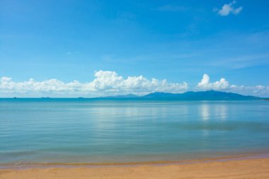 Ko Pha Ngan Island, Tayland, plaj sahil harika güneşli gün, açık mavi gökyüzü bulut arka planda gelen doğal dikkat et