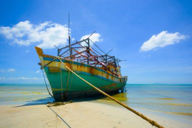 Balıkçı batık deniz güneşli gün, bankada kum üzerinde karaya açık mavi gökyüzü bulut arka plan