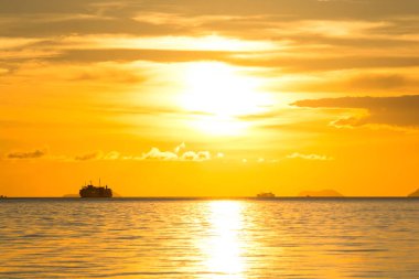 Gün batımı Parlayan Işık Gökyüzü Su Üzerinde , Siluet Feribot Tekne Deniz Yolculuğu on