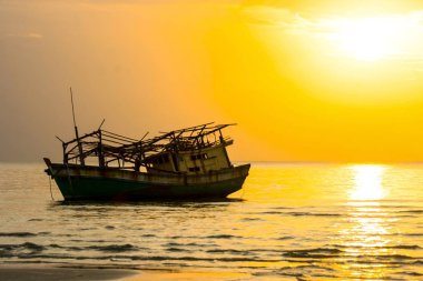 Sunset Shining Light Gökyüzü ile Siluet Fisherman Boat Wreck