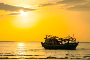 Siluet Balıkçı Tekne Sunset Shining Işık Gökyüzü Arka Plan ile Wrecked
