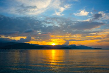 Güzel alacakaranlık gökyüzü bulut ve günbatımı Adası, Altın ışık yansıtan su üzerinde parlayan yukarıda