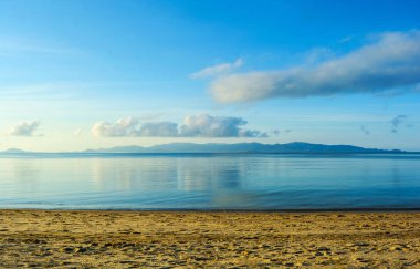 Deniz, okyanus görünümünde uzun bir süre aralığı ada, deniz, yukarıda mavi gökyüzü güneş doğmadan önce erken sabah saat manzara bak Out Sandy Beach