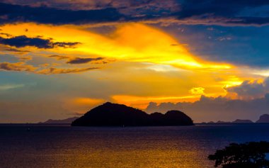 Harika dramatik alacakaranlık gökyüzü bulut ada okyanusta ışık yansıtan doğal bakış açısı şaşırtıcı su üzerinde yukarıda