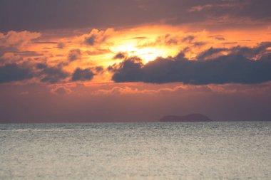 Alacakaranlık gökyüzü bulut üzerinde okyanus