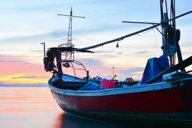 Akşam saat alacakaranlık gökyüzü arka planda balıkçı Long Tail tekne Anchorage plaj sahil,