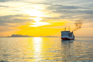 Okyanus Alacakaranlık Bulutu 'ndaki FERRYBOAT 