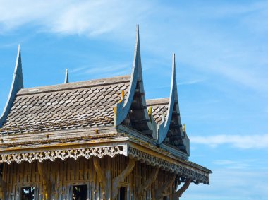 Mimari sanat tarzı Tayland Thai House, benzersiz çatı üst tasarım toprak kil ile arka planda mavi gökyüzü bulut