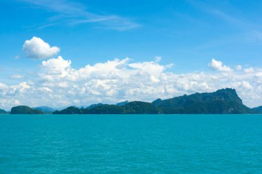 Adalar ve dağlar doğal kıyı şeridi, harika Ocean View mavi gökyüzü bulut arka plan boyunca