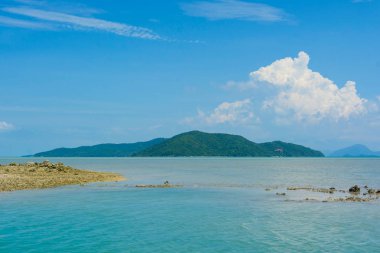 Güneşli bir gün mavi okyanus Adası gökyüzü bulut