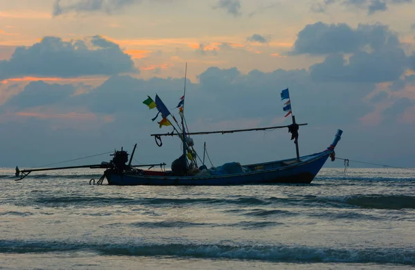 Barco Pescador Ancorado Ondas Mar Viradas Para Mar Céu Alto — Fotografia de Stock
