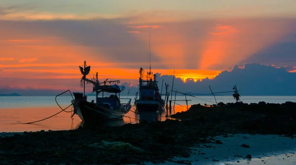 Siluet balıkçı tekne Coral Beach Anchorage, harika alacakaranlık gökyüzü bulut güneş ışınları, arka plan parlayan