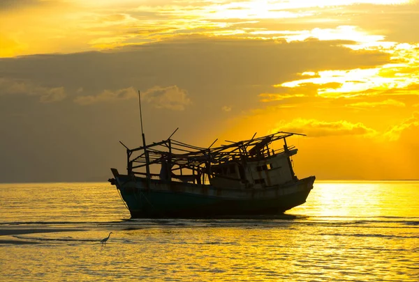 Ancien Bateau Pêche Abandonné Sur Une Banque Sable Eau Mer — Photo