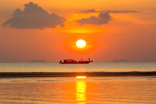 Silhouette Fischerboot Abend Meer Wunderbarer Sonnenuntergang Oberlicht Himmel Schwarz Clound — Stockfoto
