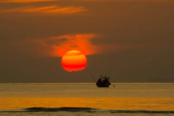 Wunderbarer Großer Sonnenuntergang Abend Meer Silhouette Fischerboot Dunkler Abendhimmel Wolkenhintergrund — Stockfoto