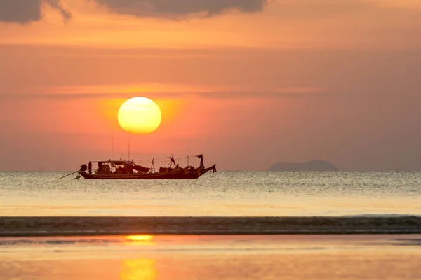 Wunderschöner Sonnenuntergang Über Dem Horizont Silhouette Fischerboot Schöner Abendhimmel Hintergrund — Stockfoto