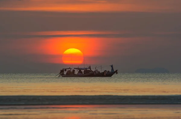 Wunderschöner Sonnenuntergang Über Dem Horizont Silhouette Fischerboot Schöner Abendhimmel Hintergrund — Stockfoto