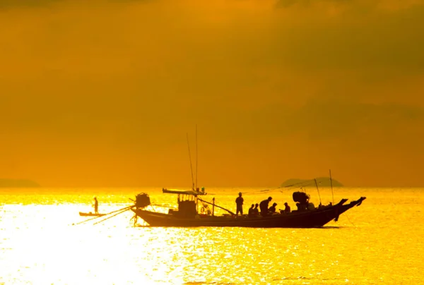 Groupe Silhouette Pêcheurs Repose Sur Leur Navire Dernière Soirée Mer — Photo