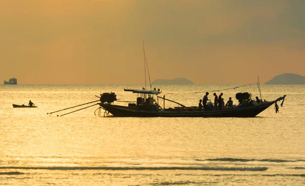 Silhouette Fisherman Long Tail Boats Anchored Calm Sea Evening Sunset — Stock Photo, Image