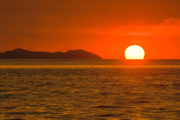 Omega Sunset Cerca Isla Sundown Hidden Horizon Line Ocean Wonderful — Foto de Stock