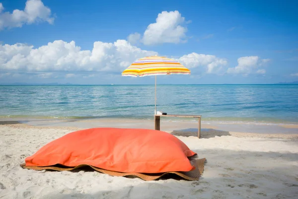 Säng Och Paraply Sandstrand Vid Havet Soliga Dag Klarblå Himmel — Stockfoto