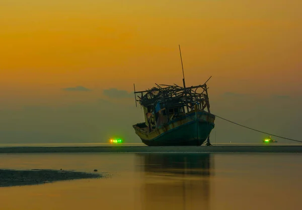 Вечернее Время Песчаном Банке Рыбацкая Лодка Разваливается Отступая Низкую Приливную — стоковое фото