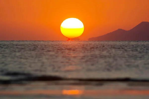 Природне Явище Омега Захід Сонця Сонце Йде Вниз Торкаючись Горизонт — стокове фото