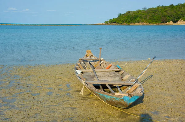 Vieux Bateaux Pêche Boisson Boisson Ancré Sur Sable Mer Dimanche — Photo