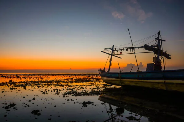 Bateau Pêche Silhouette Sur Ancrage Plage Coral Faible Marée Eau — Photo